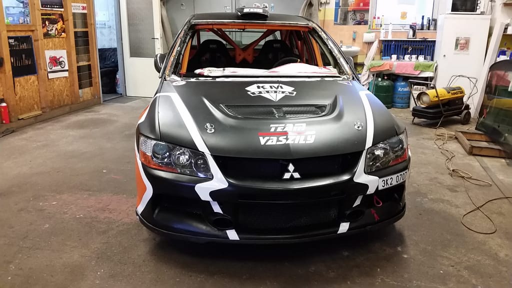 Výměna čelního automobilu. Troufneme si i na závodní speciály.