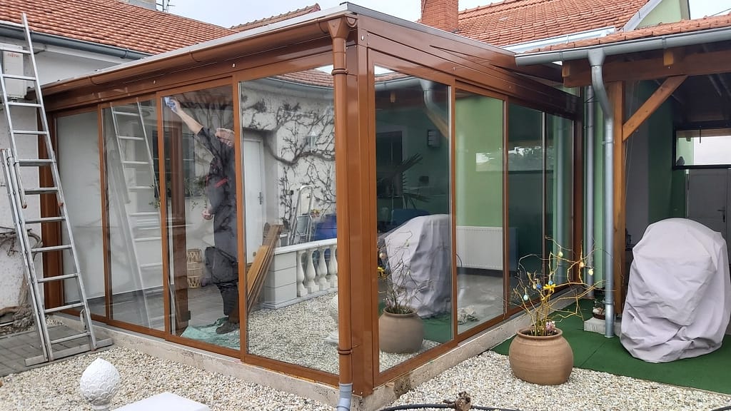 Zimní zahrada s aplikovanými bezpečnostními a reflexními fóliemi. Zvyšeje se tak bezpečnost a snižuje teplota.