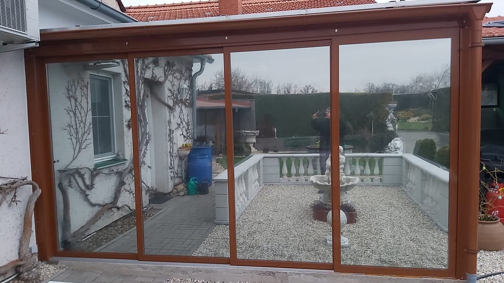 Po aplikace reflexních fólií není do objektu vůbec vidět. To zvyšuje bezpečnost a pomáhá k udržení příjemné teploty.