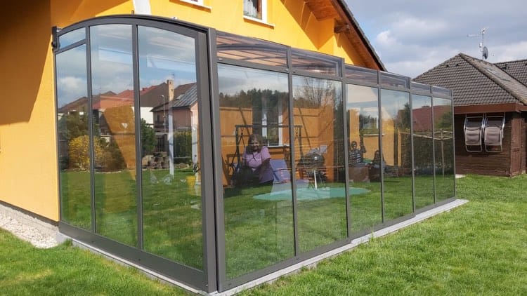 Reflexní fólie snižují prostupnost slunečních paprsků a mohou tak snížit teplotu uvnitř až o několik stupňů.