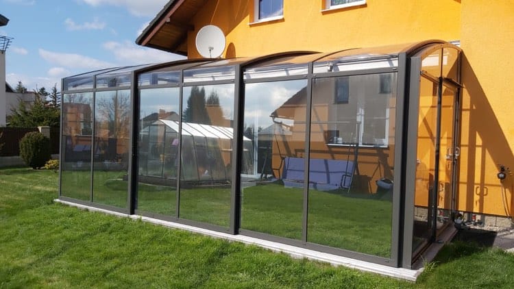 Reflexních fólie na prosklené terase výrazně snižují teplotu a pomáhají tak k vytvoření příjemného klima.