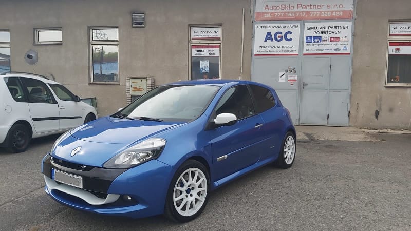 Tónovací autofólie mohou vylepšit design i sportovních automobilů.