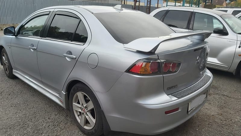 Zatmavená skla pomocí autofólí na sportovním voze.