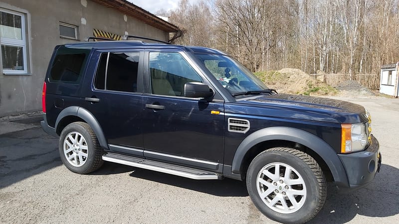 Tónování autoskel, které snižuje teplotu uvnitř vozu a zvyšují bezpečnost.