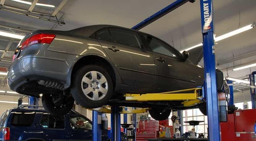 Firma disponuje také velkým hydraulickým heverem. Díky tomu zvládne i náročnější autoservis a servisní opravy.