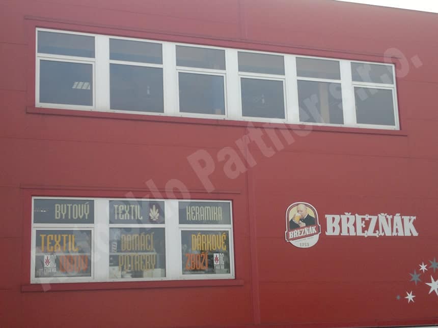 Ukázka aplikace tónovacích fólií na budově restauračního zařízení