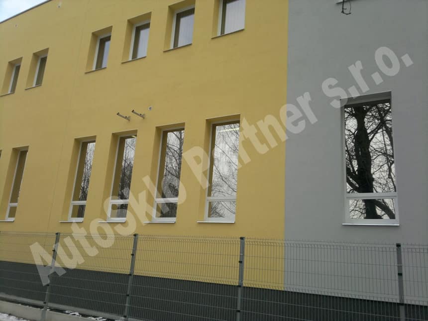 Aplikace bezpečnostních fólií na budovu. Takto ošetřená okna jsou mnohem odolnější