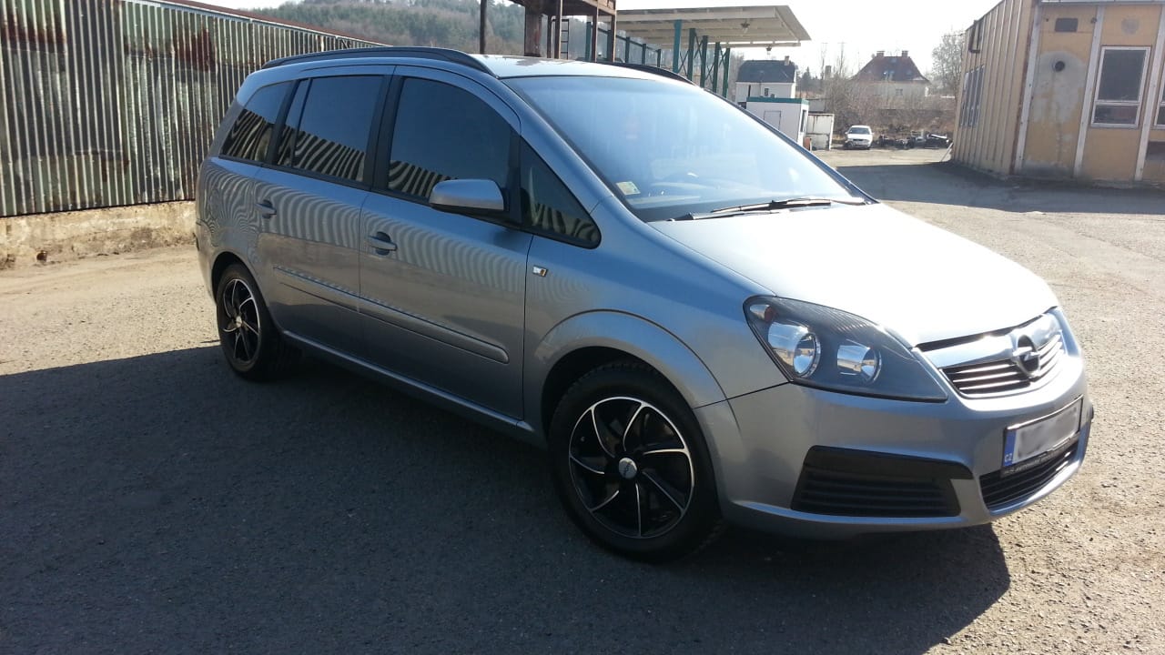 Ukázka naší práce na vozidle s označením MPV. Výmena čelního skla a aplikace autofólíí