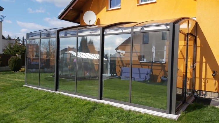 Reflexních fólie na prosklené terase výrazně snižují teplotu a pomáhají tak k vytvoření příjemného klima.
